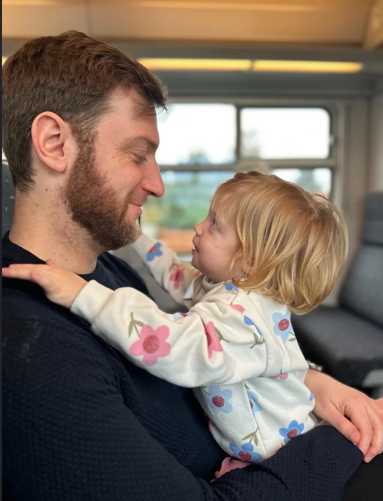 Nora op de trein naar Plopsaland